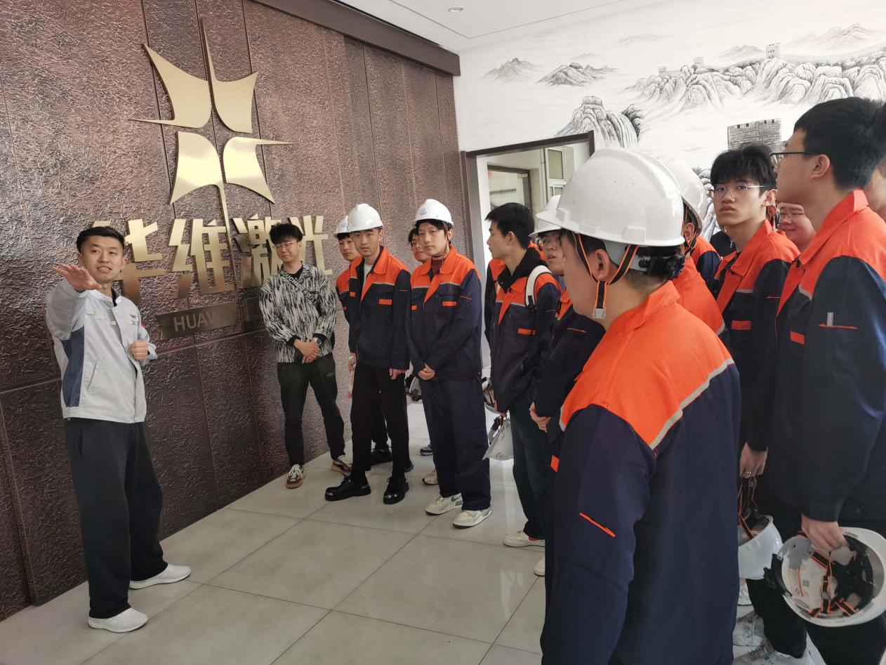 อาจารย์และนักเรียนจากมหาวิทยาลัยเทคโนโลยี Shenyang ได้เยี่ยมชม Huawei Laser Equipment Manufacturing Co. , Ltd.