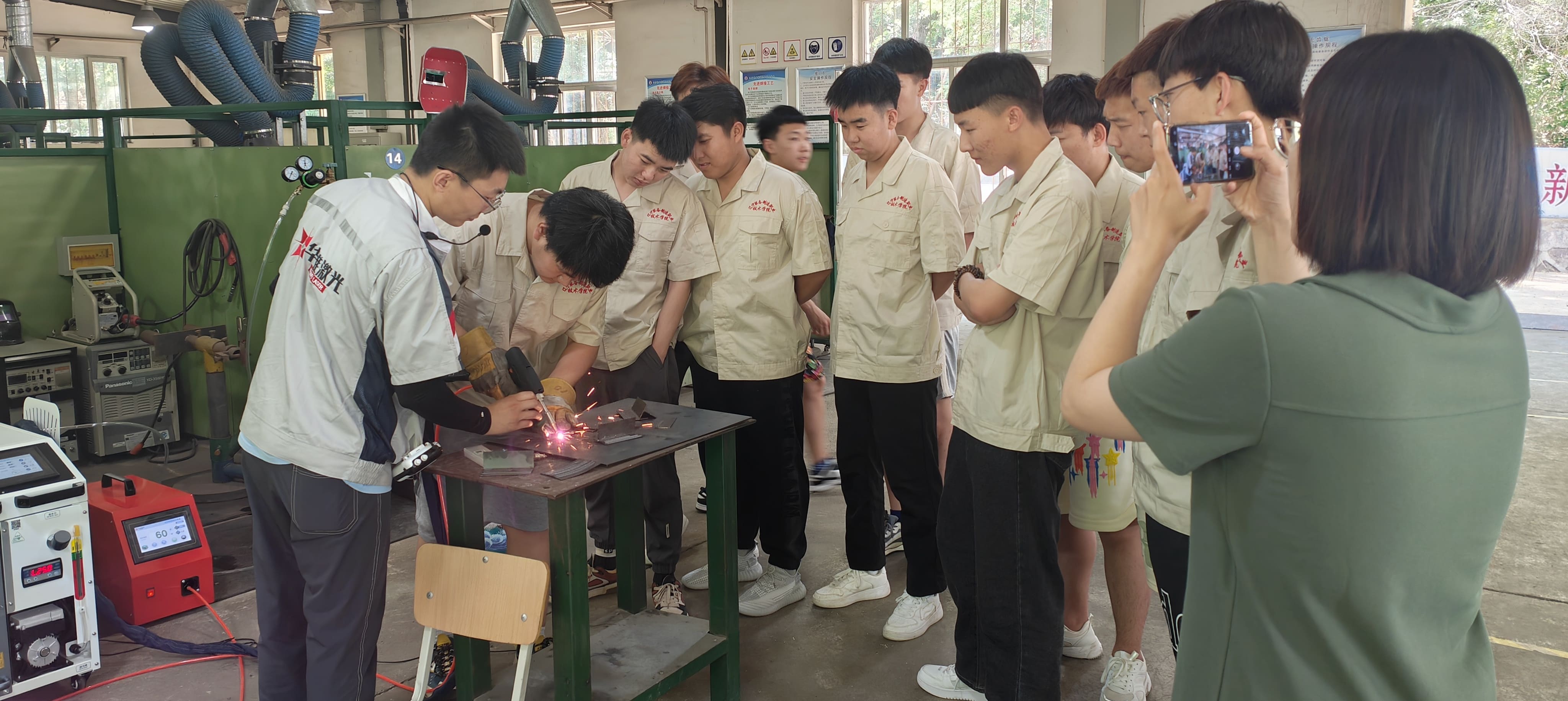 Huawei Laser 1500W มือถือช่างเชื่อมช่วยเพิ่มการฝึกอบรมทักษะที่ Liaoning Tech College